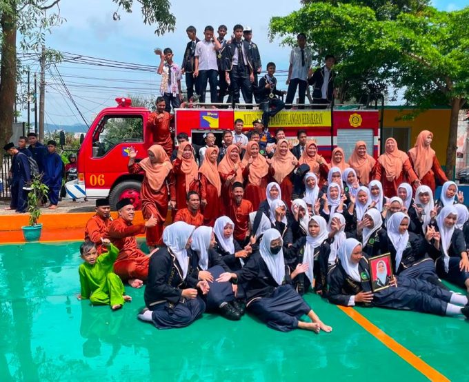 PERPISAHAN TAK TERLUPAKAN! KELAS 9 SMP-S AL-AZHAR 1 BATAM DILEPAS DENGAN SEMPROTAN AIR MOBIL PEMADAM ANGKATAN 2025/2026