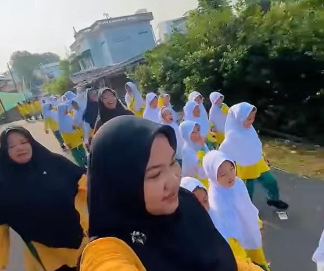 Ananda Sholeh dan Sholeha SDIT Al Azhar 2 Semangat Menjaga Kesehatan